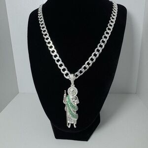 Cadena cubana con dije de San Judas Tadeo con piedritas verdes plata925